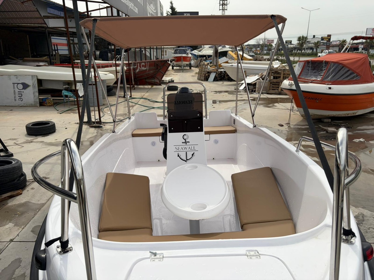 SeaWall 4.65 — orta konsol ve oturma alanı